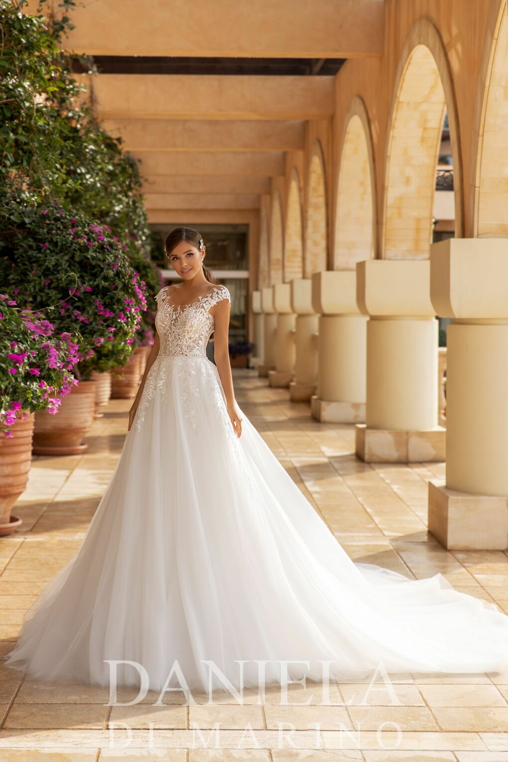 Brautkleid Daniela di Marino Prinzessin lächeln Blumen Bäume Säulen Haarschmuck Haare