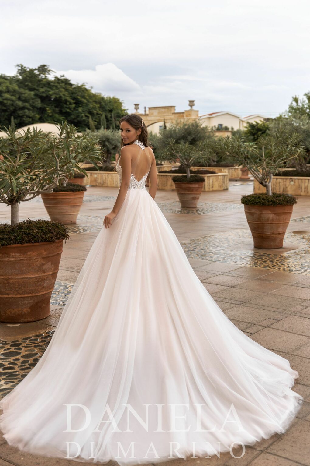 Brautkleid rosa daniela di Marino Pflanzen Topf Promenade Bäume Häuser Steine