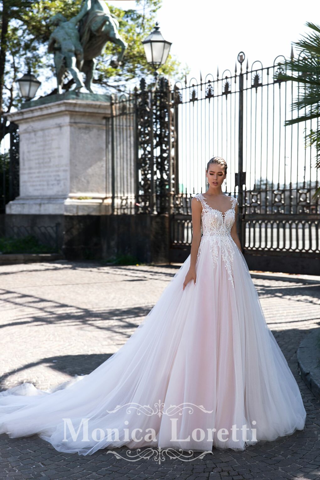 Monica Loretti Brautkleid Prinzessin rosa blush rose weiter Rock Träger Straß 