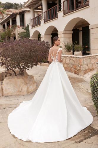 Brautkleid Rückenansicht Tüll Spitze Knopfleiste lange Schleppe 