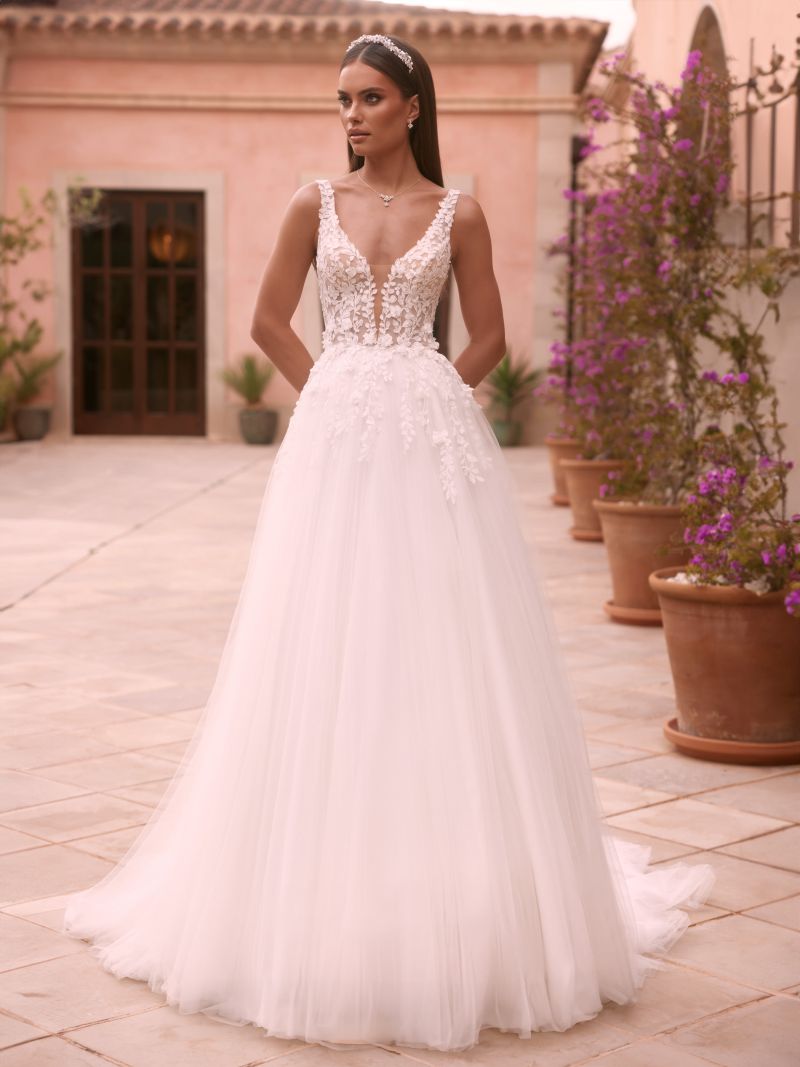 Brautkleid Marburg Bianco Evento Brautmode Brautkleid mit 3 D Blumen