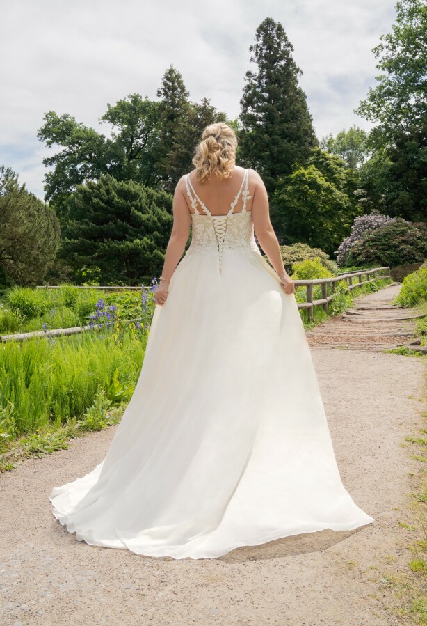 Plus-Size Brautkleid luftig leicht für eine Sommerhochzeit