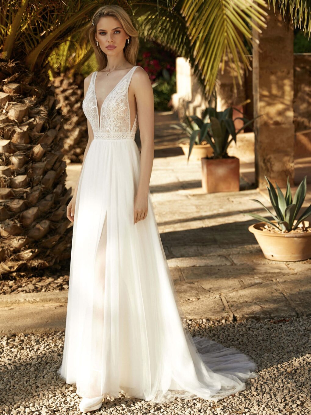 Bianco Evento Brautkleid mit Beinschlitz 