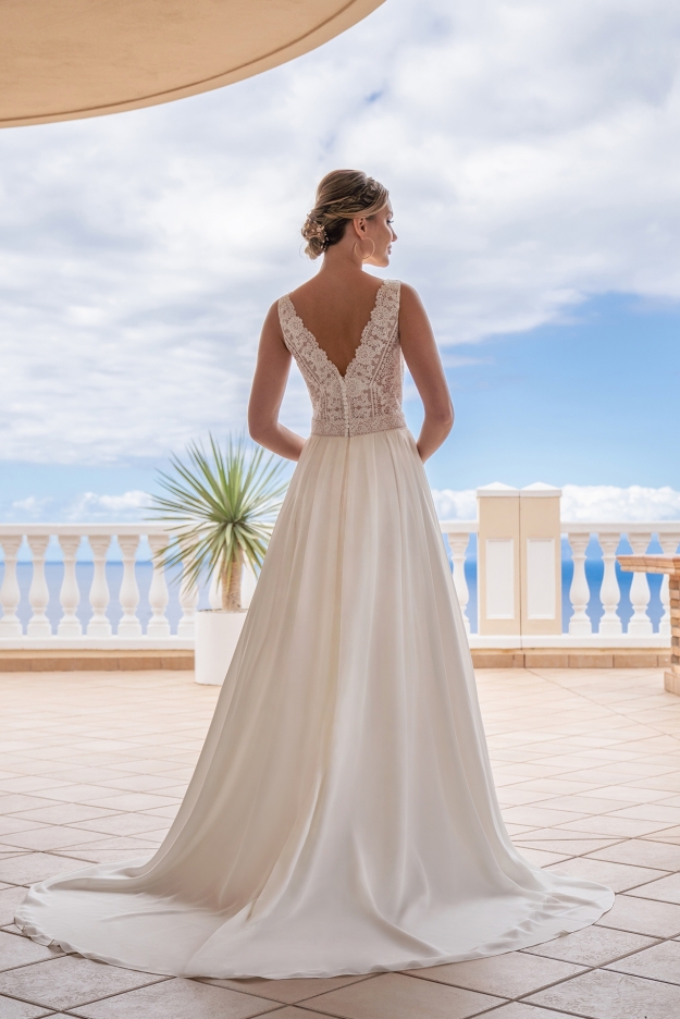 Brautkleid Amelie Schleppe Braut Palme Meer Stand Sonne Balkon