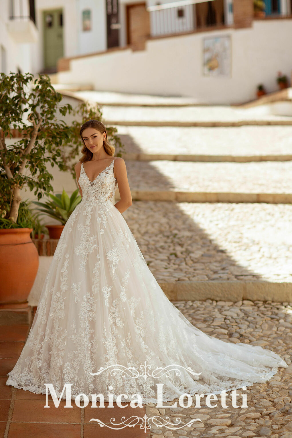 Monica Loretti 8224 Hochzeitskleid mit Blumen Treppe Blumentopf Baum Steine